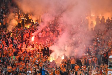 LUBIN, POLAND - 15 Temmuz 2022: KGHM Zaglebie Lubin ve Slask Wroclaw 0: 0 arasındaki Polonya maçı. Zaglebie yangınını destekleyenler.