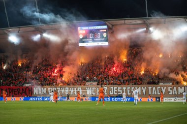 LUBIN, POLAND - 15 Temmuz 2022: KGHM Zaglebie Lubin ve Slask Wroclaw 0: 0 arasındaki Polonya maçı. Zaglebie yangınını destekleyenler.