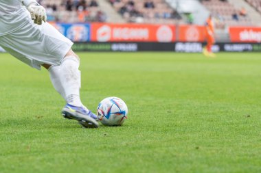 LUBIN, POLAND - 18 Eylül 2022: Futbol maçı KGHM Zaglebie Lubin ile Wisla Plock arasındaki Polonya maçı. Kalecinin bacakları ve topunun ayrıntıları.