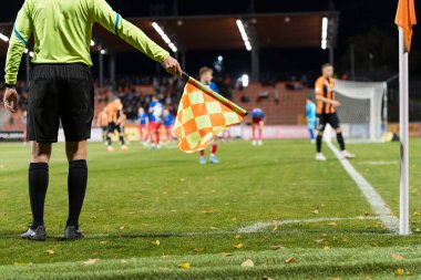 Futbol sahasındaki futbol hakemi, futbol stadyumundaki maçta köşeyi gösteriyor..