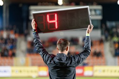 Sideline hakemi futbol maçında 4 dakika fazladan zaman gösteriyor..