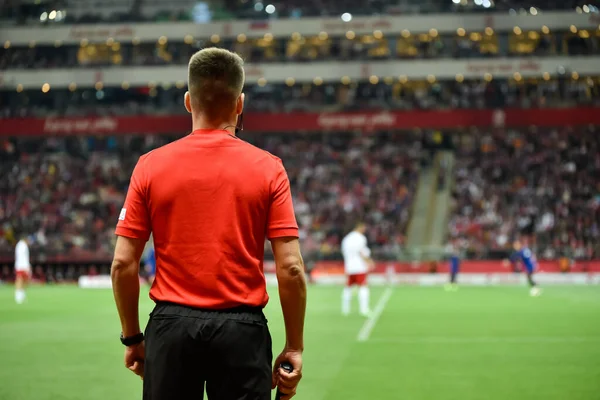 Árbitro Linha Toque Futebol Durante Jogo Estádio Futebol — Fotografia de Stock