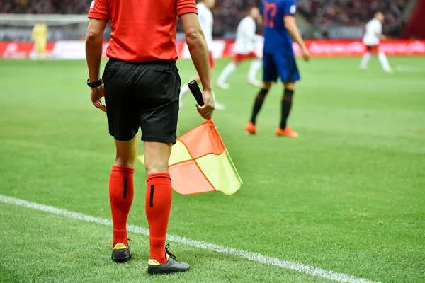 Foci Touchline Játékvezető Zászlóval Meccs Közben Labdarúgó Stadionban — Stock Fotó