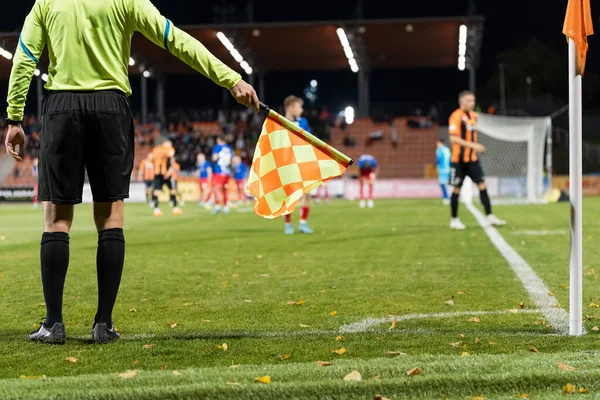 Árbitro Linha Toque Futebol Com Bandeira Mostra Canto Durante Jogo — Fotografia de Stock