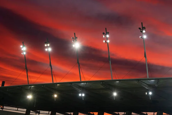 Światła Dachowe Stadionu Pięknym Kolorowym Niebem Zmierzchu — Zdjęcie stockowe