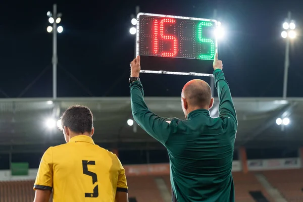 Sideline Scheidsrechter Toont Spelers Substitutie Tijdens Voetbalwedstrijd — Stockfoto