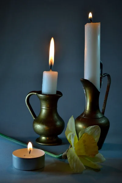 Candles and yellow jonquil — Stock Photo, Image