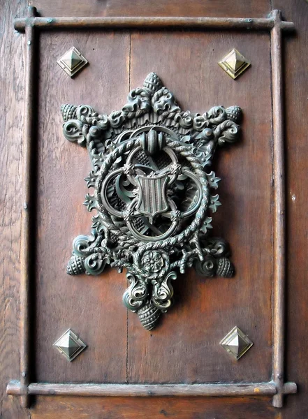 오래 된 문 두 들기는 사람 — 스톡 사진