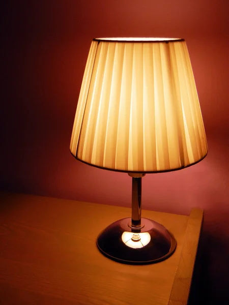 Освещение лампы на столе — стоковое фото