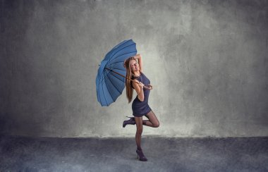 bir şemsiye altında güzel bir kadın
