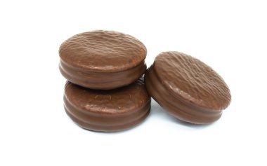 beyaz zemin üzerine çikolatalı kurabiye