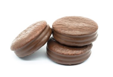 beyaz zemin üzerine çikolatalı kurabiye