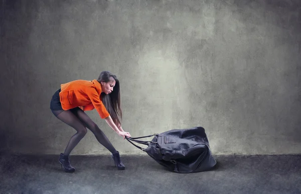 女性の運ぶ重いバッグ — ストック写真