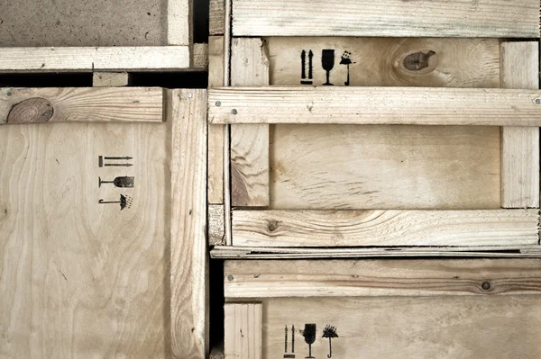 Знаки на деревянной коробке — стоковое фото