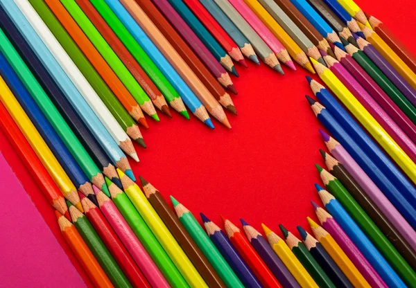 Coeur, crayons de couleur — Photo