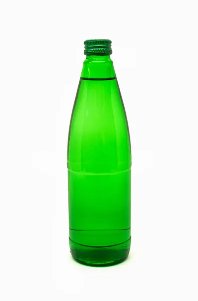 Groen glazen fles met mineraalwater — Stockfoto