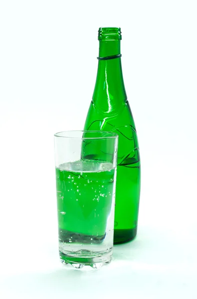 Botella de vidrio verde con agua mineral, aislado sobre fondo blanco — Foto de Stock