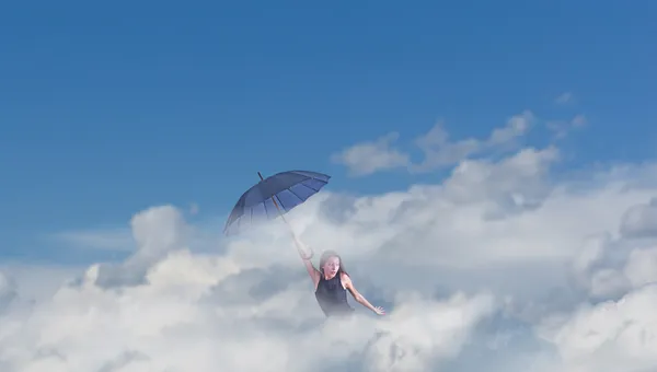 飞行伞在蓝蓝的天空中的女孩 — 图库照片