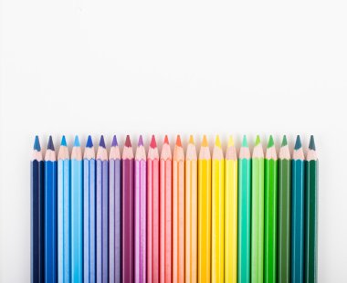 Beyaz arkaplanda izole edilmiş renkli kalemler