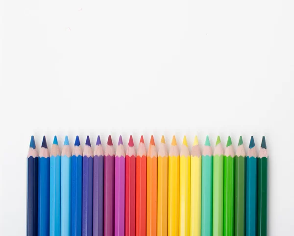 Crayons de couleur isolés sur fond blanc — Photo