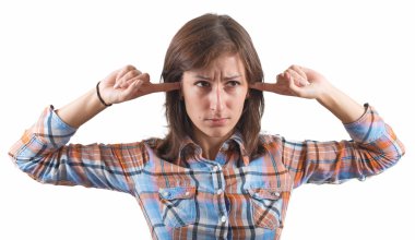 parmaklarını kulaklarına, duymak istemiyorum.