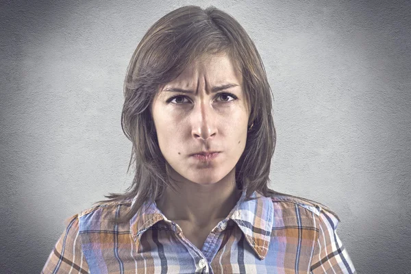 年轻女性的张生气的脸 — 图库照片