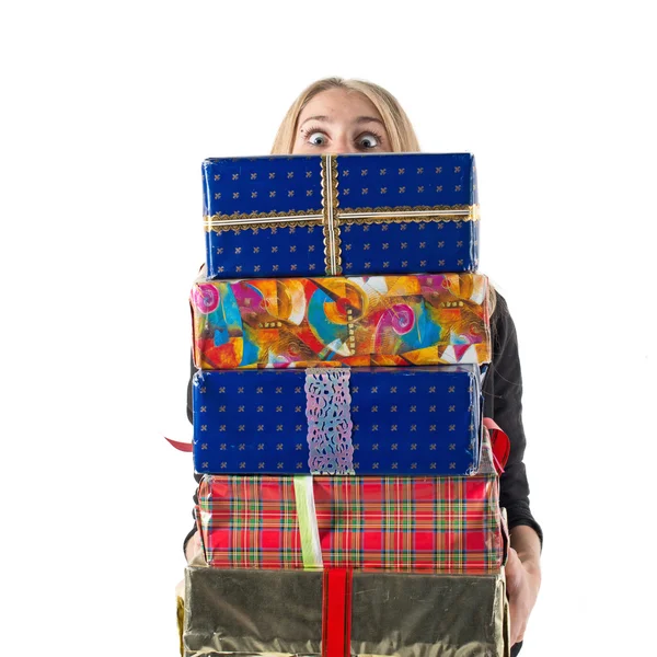 Genç kadın, kız hediye kutuları tutarak — Stok fotoğraf