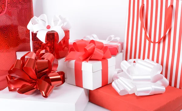 Scatole regalo con regali di Natale — Foto Stock