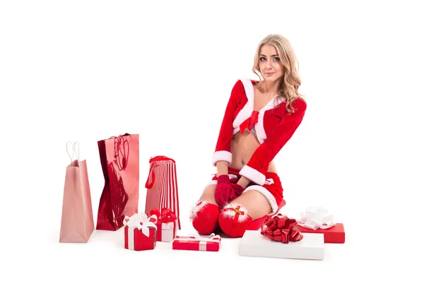 Feliz mujer sonriente en Santa Claus ropa con caja de regalo . —  Fotos de Stock