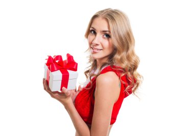 Noel Baba elbiseleri hediye kutusu ile mutlu gülümseyen kadın. kavram - kış, yeni yıl Noel, x-mas