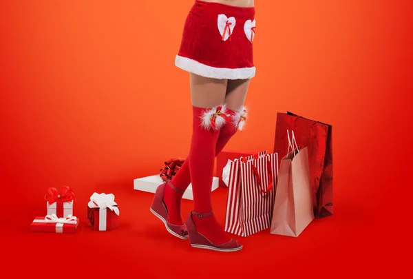 Feliz mujer sonriente con ropa de Santa Claus. El concepto - el invierno, la Navidad, la Navidad, un nuevo año —  Fotos de Stock