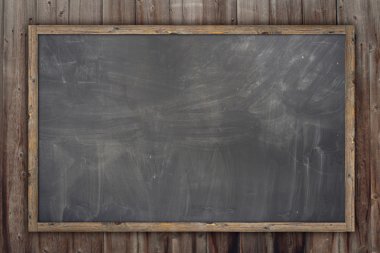 ahşap doku arka plan, yazı tahtası (yazı tahtası) doku. Tebeşir izlerini ile boş boş siyah yazı tahtası