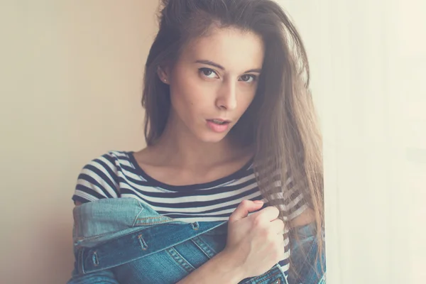 Jonge vrouw mooi meisje zonnige dag in een kamer gevuld met licht — Stockfoto