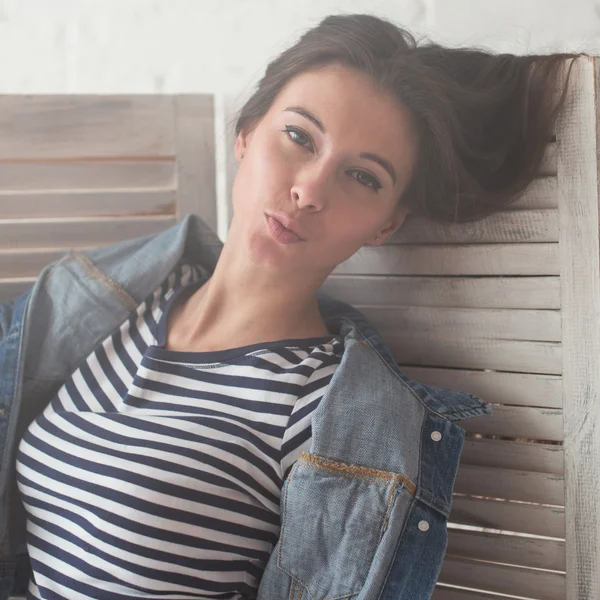 Jonge vrouw mooi meisje zonnige dag in een kamer gevuld met licht — Stockfoto