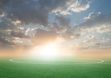 Mavi gökyüzü günbatımı ile yeşil Saha futbol