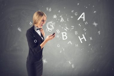 öfkeli genç güzel hayran kadın bağırmak diye bağıran swearwords, lanet telefonu onun elinde, çığlık. kavram - kavga, kavga, çekişme, kızgınlık, şikayetçi