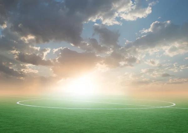 Groene voetbalveld voetbal met de blauwe lucht zonsondergang — Stockfoto