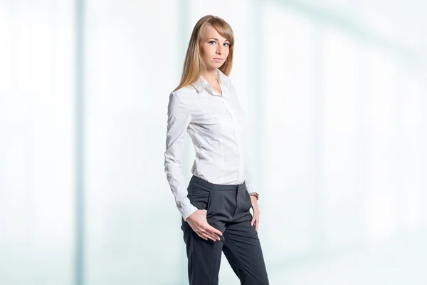 Portret van jonge zakelijke vrouw wit shirt zwarte broek broek in kantoor geïsoleerd — Stockfoto