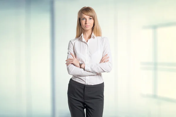 Retrato de mujer de negocios joven camisa blanca pantalones negros en oficina aislado — Foto de Stock