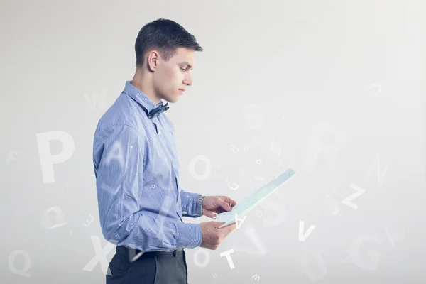 Geschäftsmann denkt über einen Vertrag nach, bei dem Zeitungen Dokumente in der Hand lesen — Stockfoto