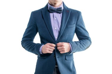 yakışıklı şık genç moda erkek ceket smokin Klasik takım elbise kostüm ve papyon üzerinde beyaz izole