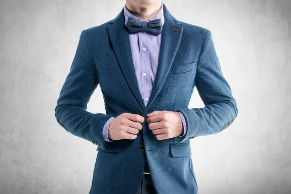 Bonito elegante jovem homem de moda em casaco smoking traje clássico e gravata borboleta — Fotografia de Stock