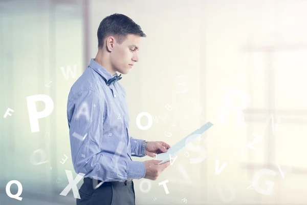 Geschäftsmann denkt über einen Vertrag nach, bei dem Zeitungen Dokumente in der Hand lesen — Stockfoto