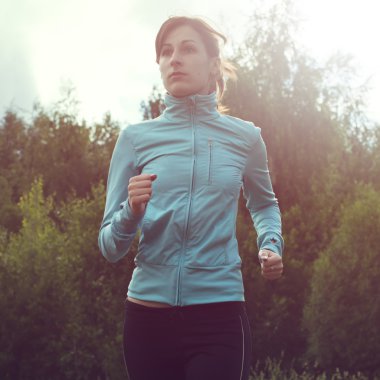 maraton ve fitness için sabah gündoğumu eğitim koşan atlet sporcu kız. açık havada egzersiz sağlıklı aktif yaşam tarzı kadın.