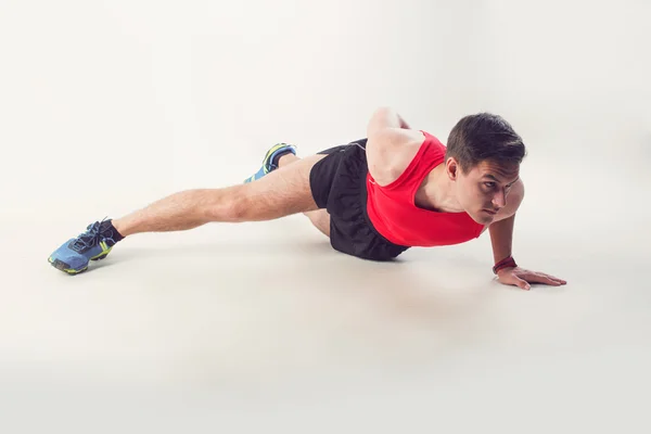 Sexy joven moda deporte músculo hombre, fitness modelo chico haciendo flexiones una mano ejercicio — Foto de Stock