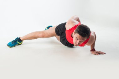 seksi genç moda spor kas adam, fitness modeli adam yapma push ups bir yandan egzersiz