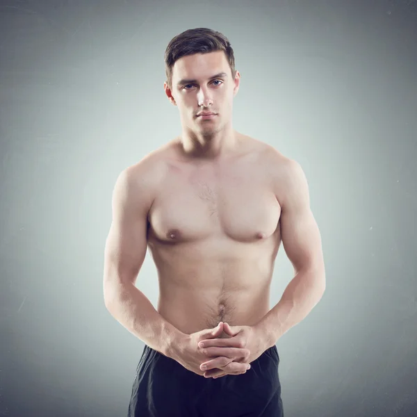 Retrato de un atleta atractivo deportista musculoso guapo chico sexy en vestido deportivo, hombre fuerte, torso desnudo —  Fotos de Stock