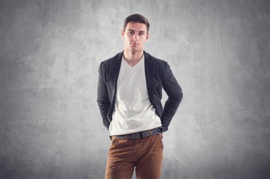 Yakışıklı genç adam.