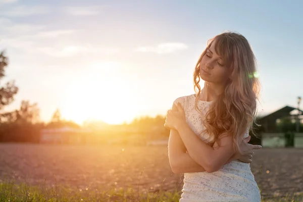 Mujer joven chica de belleza con los ojos cerrados al aire libre retrato. Colores suaves y soleados. Puesta de sol rayos de sol . — Foto de Stock