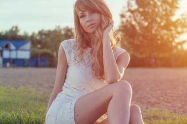 Güzel genç romantik kadın veya kız altında günbatımı güneşli açık havada portresi. Yaz akşam doğa. Yumuşak ışık. Fotoğraf sıcak renkler stil instagram filtrelerde tonda